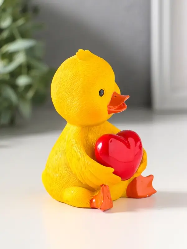 Сувенир полистоун лак "Жёлтый утёнок с красным сердцем" 6,5х6,2х9,5 см