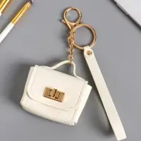 Брелок кожзам с карабином, с ремешком "Сумочка" белоснежный 6,2х2,5х7 см Брелок кожзам с карабином, с ремешком "Сумочка" белоснежный 6,2х2,5х7 см