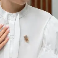 Брошь &laquo;Зуб&raquo;, белая в золоте