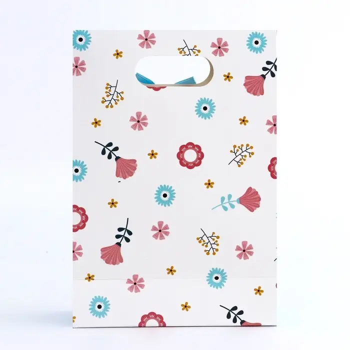 Подарочная коробка - пакет, упаковка с вырубной ручкой, «Летние цветы» , 14×6×21 см Подарочная коробка - пакет, упаковка с вырубной ручкой, «Летние цветы» , 14×6×21 см