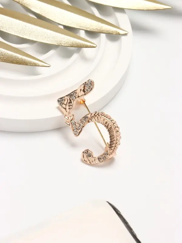 Брошь &laquo;Школа. Пятёрка&raquo;, белая в розовом золоте