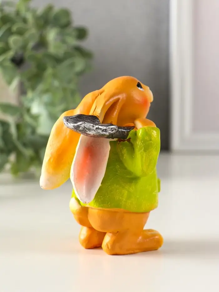 Сувенир полистоун "Зайчик с лопатой, в зелёном пальто" 6х7,5х9,5 см Сувенир полистоун "Зайчик с лопатой, в зелёном пальто" 6х7,5х9,5 см