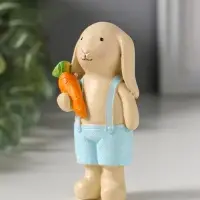 Сувенир полистоун "Зайчик в голубых шортиках на лямках, с морковкой" 5х3х9,5 см