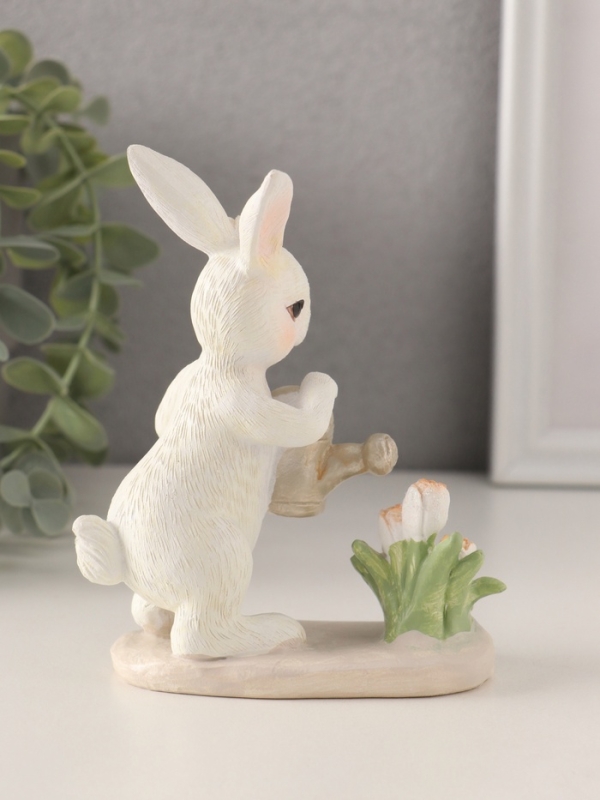 Сувенир полистоун  Сувенир полистоун "Зайка поливает тюльпаны из лейки" 10х5,5х12,5 см