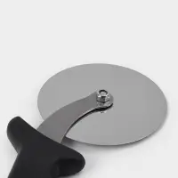 Нож для пиццы и теста Доляна, 23.5 см, d=10 см, толщина лезвия 1 мм, чёрный