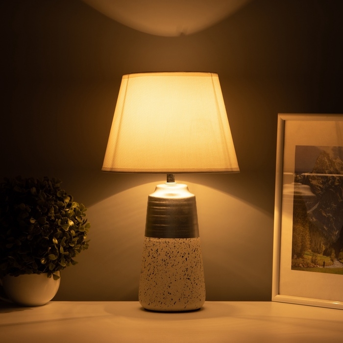 Настольная лампа с абажуром RISALUX «Удача», 1×Е14, 40 Вт, белый, 22×22×39 см Настольная лампа с абажуром RISALUX «Удача», 1×Е14, 40 Вт, белый, 22×22×39 см