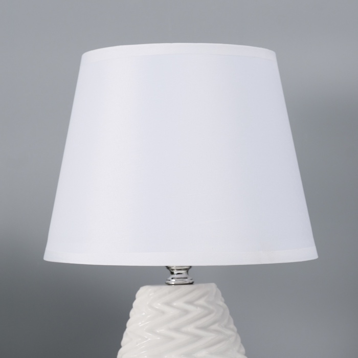 Настольная лампа с абажуром RISALUX «Мелли», Е14, 40 Вт, белый, 19.5×19×,5×31.5 см Настольная лампа с абажуром RISALUX «Мелли», Е14, 40 Вт, белый, 19.5×19×,5×31.5 см