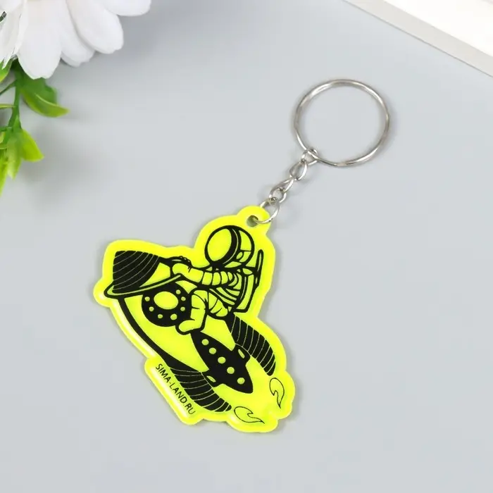 Брелок пластик светоотражающий Брелок пластик светоотражающий "Космонавт верхом на ракете" 5,5х5,5 см