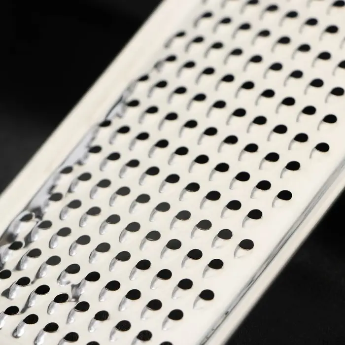 Тёрка для сыра мелкая Доляна «Помощник», 21×5.5 см, с ручкой, серебристая Тёрка для сыра мелкая Доляна «Помощник», 21×5.5 см, с ручкой, серебристая