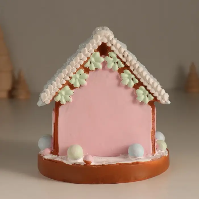 Фигурка светящаяся &laquo;Пряничный домик с зеленью&raquo;, зефирный, 12.5&times;12.5&times;12.5 см