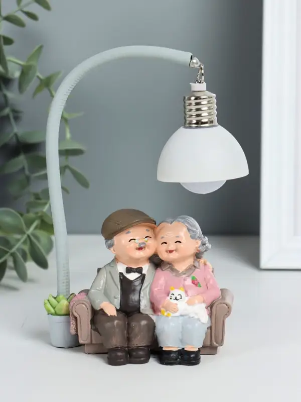 Фигурка светящаяся полистоун «Бабуля с дедулей на диванчике», 10×6×18 см Фигурка светящаяся полистоун «Бабуля с дедулей на диванчике», 10×6×18 см