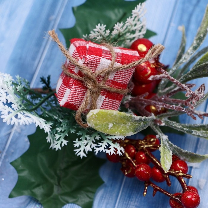 Декор  Декор "Зимние грезы" подарок в клетку листья ягоды, 20 см