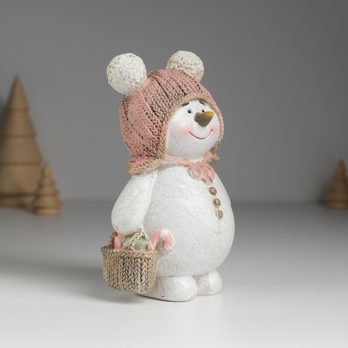 Сувенир полистоун  Сувенир полистоун "Снеговик в шапке с помпошками, с корзинкой" 8,5х5,5х13 см