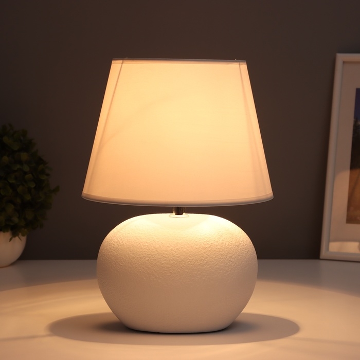 Лампа настольная Лампа настольная "Ильфо" 1х40Вт Е14 белая19,5х19,5х33см