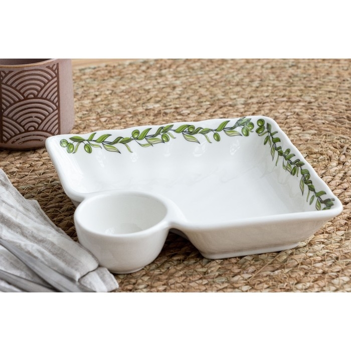 Блюдо керамическое с соусником «Оливки», 18.6 х 17.5 х 4 см, цвет белый Блюдо керамическое с соусником «Оливки», 18.6 х 17.5 х 4 см, цвет белый