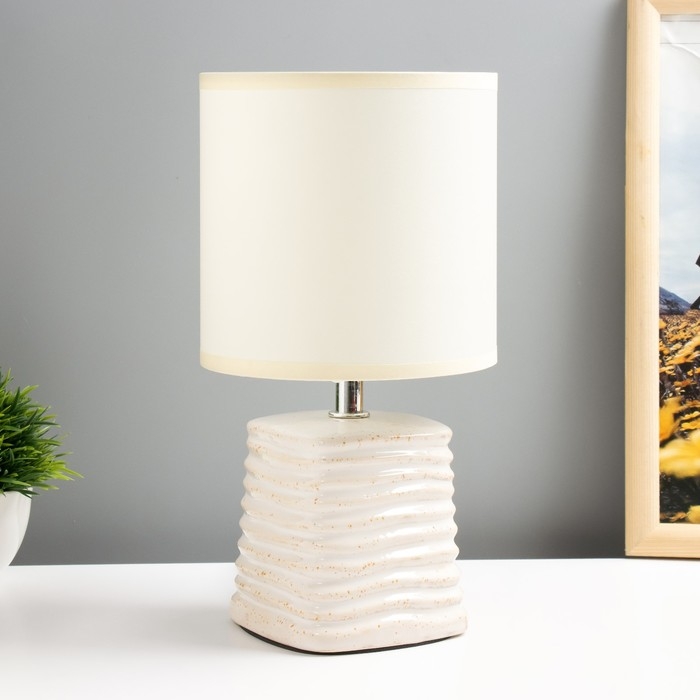 Настольная лампа Настольная лампа "Синбола" E14 40Вт бежевый 14х14х26,5 см RISALUX