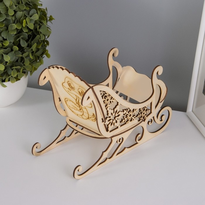 Шкатулка-сани  Шкатулка-сани "Змея. Снежинки" 21х14х10 см