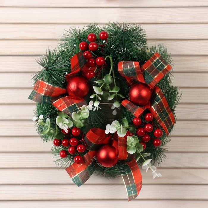 Венок новогодний d-24 см  Венок новогодний d-24 см "Яркая сказка" зелень ягоды