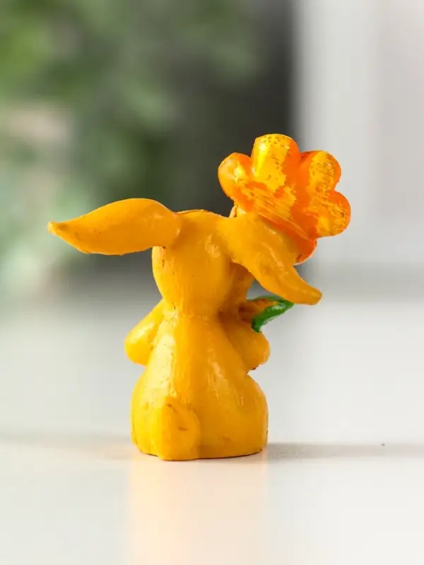 Сувенир полистоун  Сувенир полистоун "Заяц с яркой ромашкой" МИКС 2,5х3,8х4,4 см