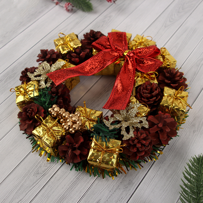 Венок новогодний d-22 см  Венок новогодний d-22 см "Бант, шишки и подарки"