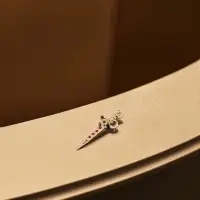 Значок &laquo;Шприц&raquo;, карпульный, красный в золоте