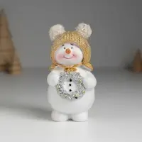 Фигурка полистоун &laquo;Снеговик в шапке с помпошками, с новогодним венком&raquo;, 5.5&times;4&times;10 см