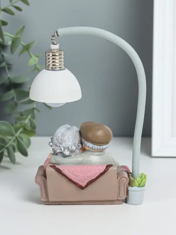 Фигурка светящаяся полистоун «Бабуля с дедулей на диванчике», 10×6×18 см Фигурка светящаяся полистоун «Бабуля с дедулей на диванчике», 10×6×18 см