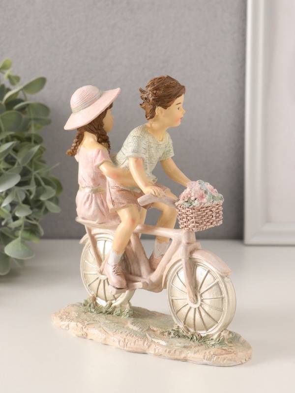 Сувенир полистоун  Сувенир полистоун "Дети - катание на велосипеде" розово-зелёный 14,5х7х16,5 см