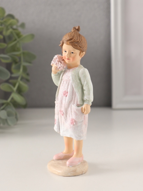 Сувенир полистоун Сувенир полистоун "Малышка в розовом платье и зелёной кофточке, с букетиком" 5х4х12,5 см