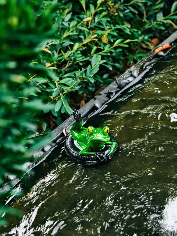 Садовая фигура 14 х 13 х 9,5 см Садовая фигура 14 х 13 х 9,5 см "Лягушка на шине" Водоплавающая