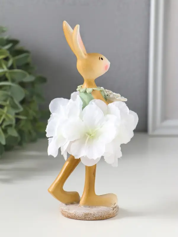 Сувенир полистоун "Зайка в цветочной юбочке, с капустой" 4,8х4,5х15,2 см