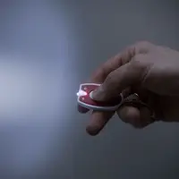 Брелок-фонарик Vivid, ver.2 в пакете, красный с белым