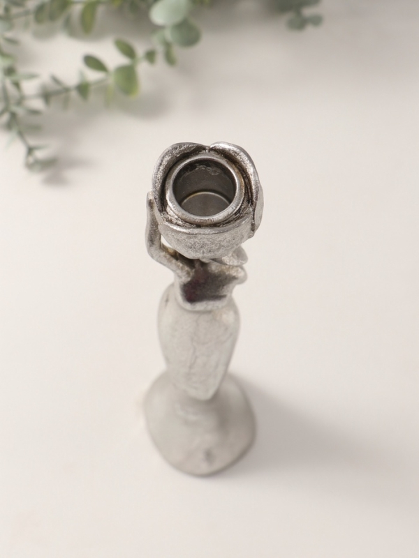 Подсвечник полистоун на 1 свечу Подсвечник полистоун на 1 свечу "Девушка с тюльпаном" серебро 6,5х6,5х32 см