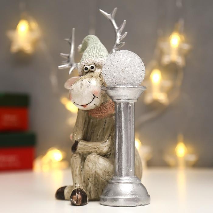 Сувенир полистоун свет Сувенир полистоун свет "Лосик в вязаном колпаке с шаром на колонне" 20,5х10,5х12,5 см