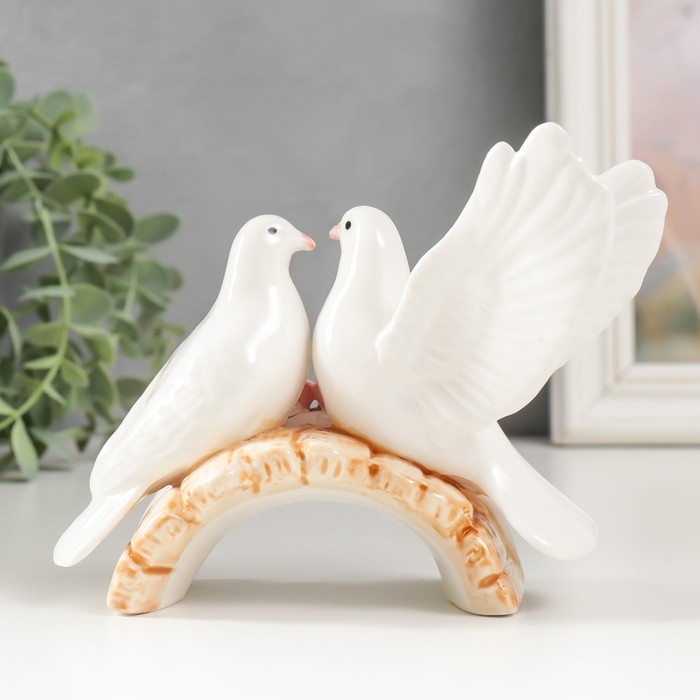 Сувенир керамика Сувенир керамика "Два белых голубя на мостике с розами" 9,5х12,5х6 см