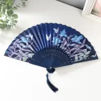 Веер дерево, текстиль h=21 см "Синии лилии и бабочки" синий, с кисточкой Веер дерево, текстиль h=21 см "Синии лилии и бабочки" синий, с кисточкой