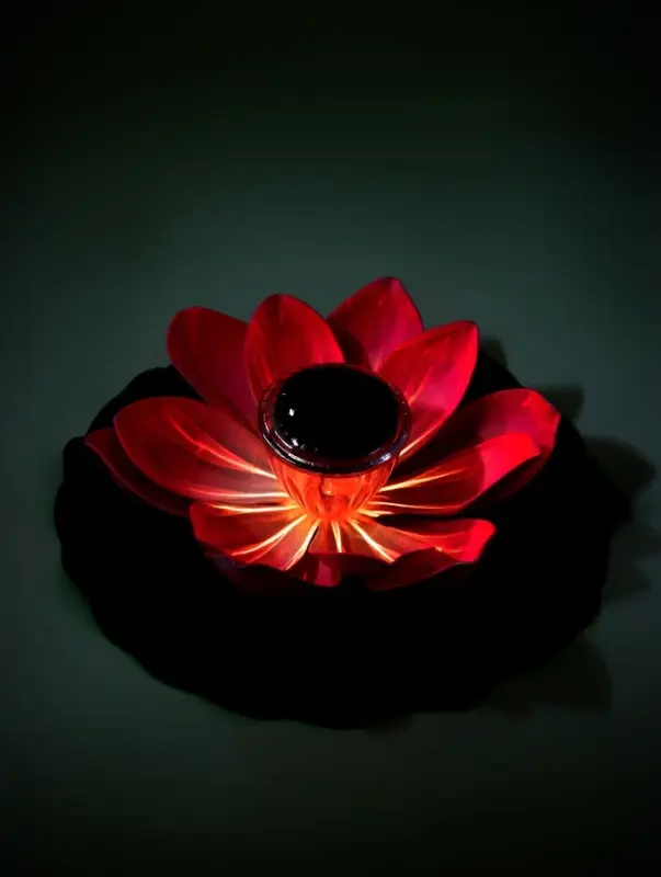 Садовый светильник для водоемов 28 х 28 х 9 см на солнечной бат-е Садовый светильник для водоемов 28 х 28 х 9 см на солнечной бат-е "Лотос" лиловый N009