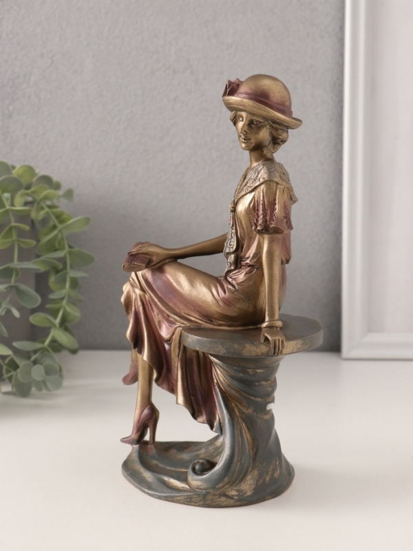 Сувенир полистоун  Сувенир полистоун "Леди в шляпке-котелке с цветком" бронзо-фиолетовый 13х8х21,5 см