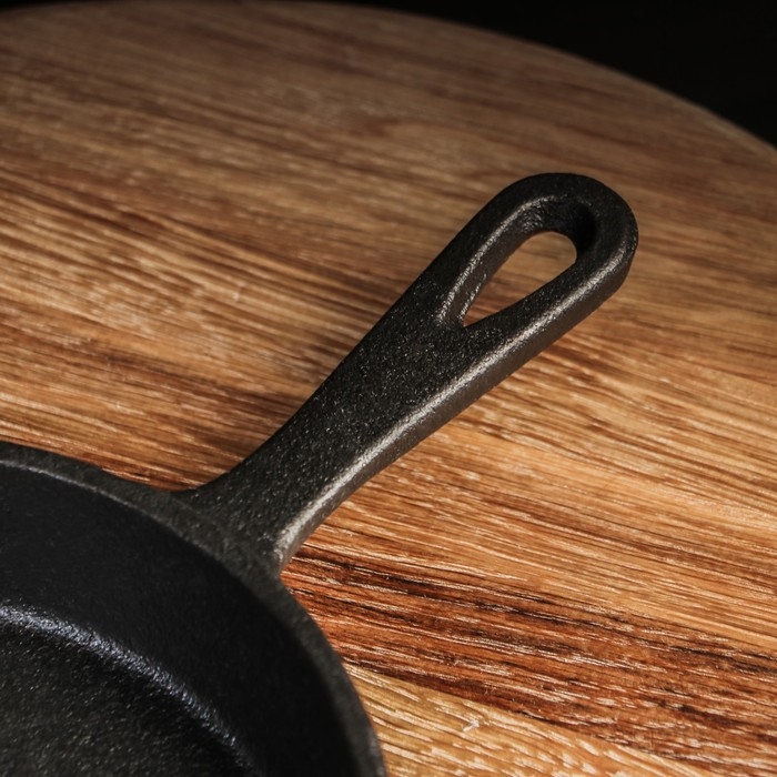 Сковорода чугунная Magma «Вилфред», 15,5×3 см, с 2 сливами и чугунной ручкой Сковорода чугунная Magma «Вилфред», 15,5×3 см, с 2 сливами и чугунной ручкой