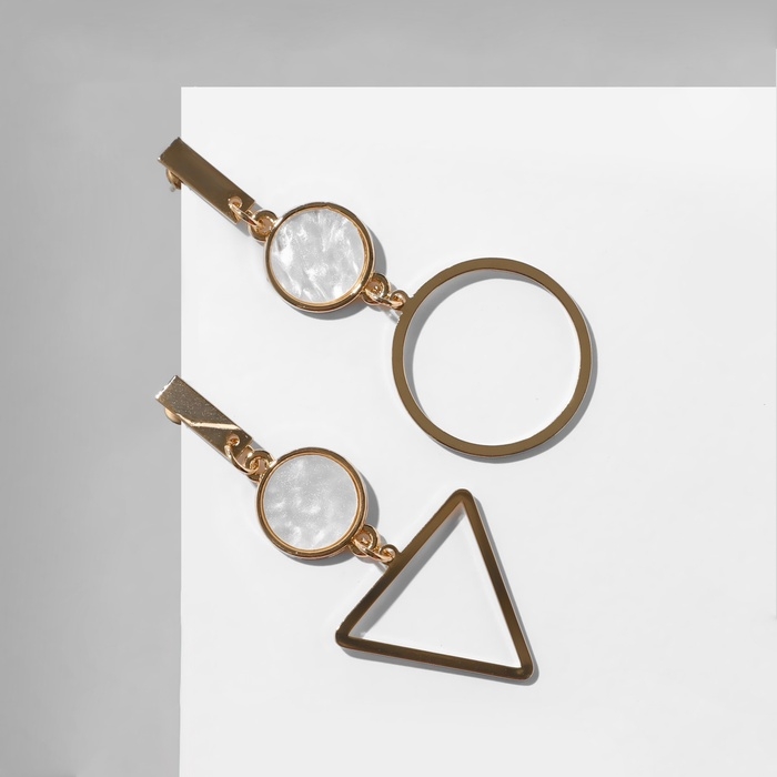 Серьги с перламутром «Ракушка» треугольник полый, цвет белый в золоте Серьги с перламутром «Ракушка» треугольник полый, цвет белый в золоте