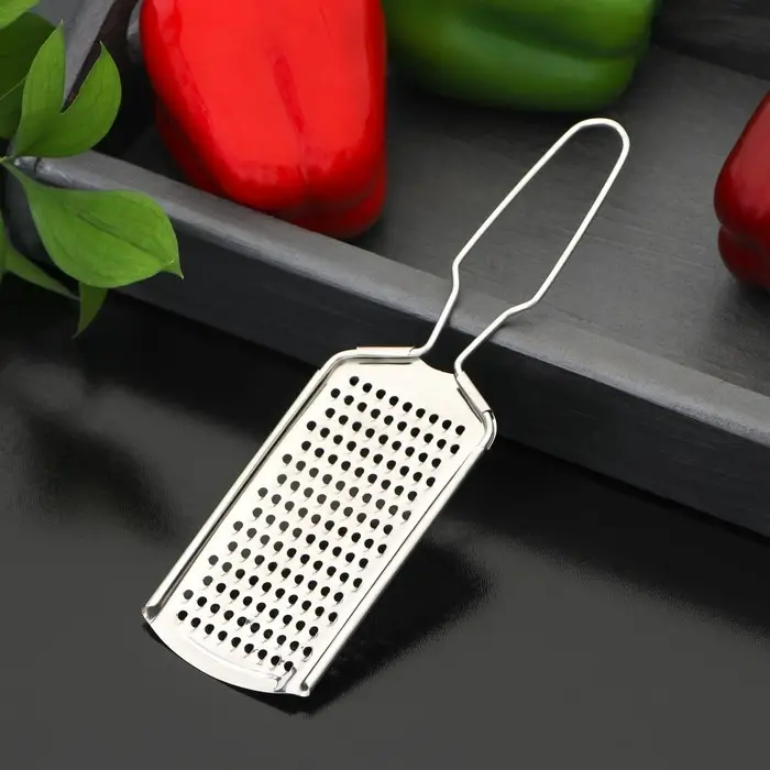 Тёрка для сыра мелкая Доляна «Помощник», 21×5.5 см, с ручкой, серебристая Тёрка для сыра мелкая Доляна «Помощник», 21×5.5 см, с ручкой, серебристая