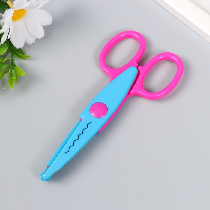 Набор для скрапбукинга Набор для скрапбукинга "Средняя волна" ножницы фигурные 13,5см+4 дырокола d=1,2см 11,2х18 см 94115