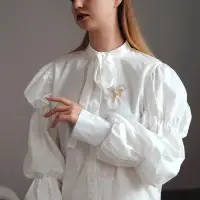 Брошь &laquo;Гимнастка&raquo; с хулахупом, цвет белый в золоте