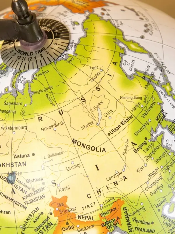 Глобус сувенирный 23х20х39 см, подставка дерево Глобус сувенирный 23х20х39 см, подставка дерево