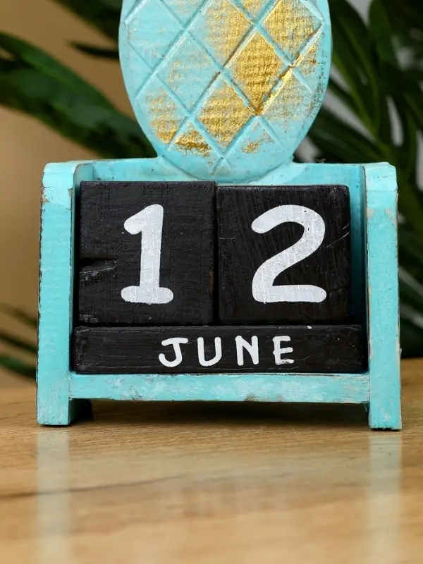 Календарь настольный Календарь настольный "Ананас" дерево 11х5х16 см, цв. бирюзовый