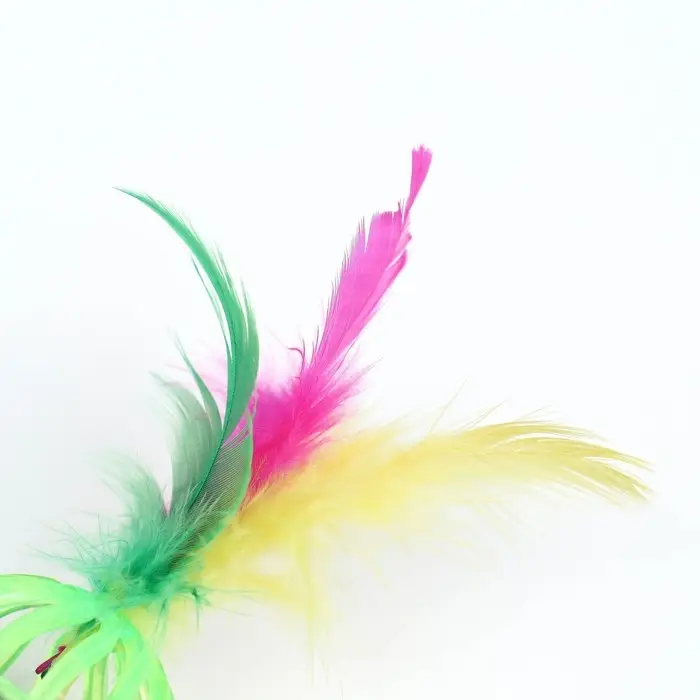 Шарик для кошек с бубенчиком "Завитушка с пером", 4 см, салатово-фиолетовый