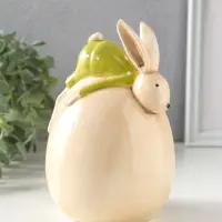 Сувенир керамика "Зайчик в зелёном костюме, лежит на яйце" 10,4х10х14,9 см