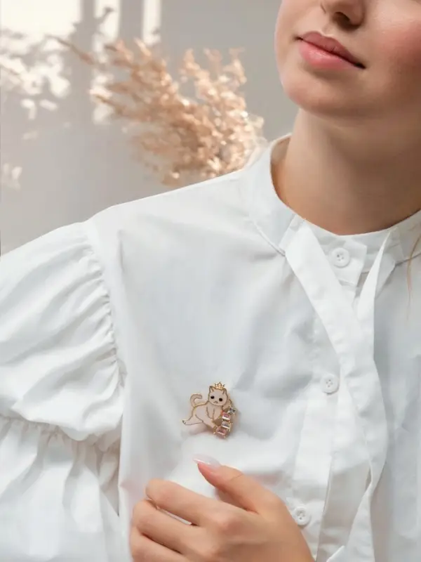 Брошь  Брошь "Кошечка" в короне, бело-розовая в золоте