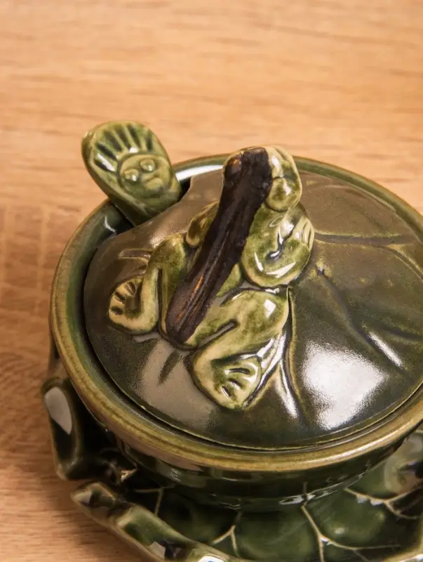 Соусник с крышкой на подставке «Лягушка», 8×9×10 см, керамика, зелёный Соусник с крышкой на подставке «Лягушка», 8×9×10 см, керамика, зелёный