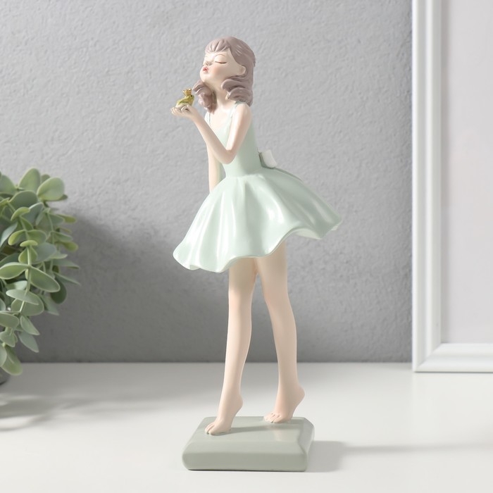 Сувенир полистоун Сувенир полистоун "Влюблённая в принца-лягушку девушка" 11х10х24 см